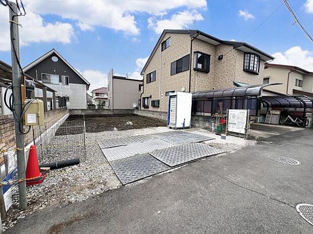 前面道路を含めた現地写真です。ぜひ周辺環境も併せてご覧ください。