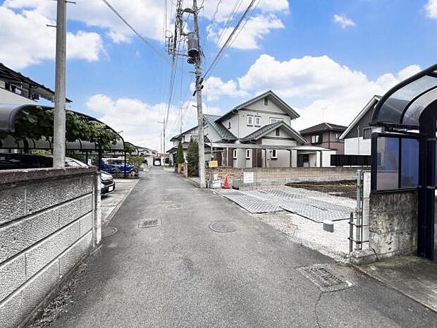 前面道路を含めた現地写真です。