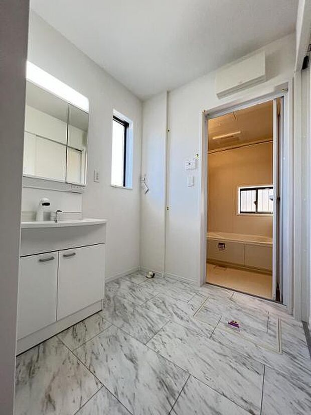 脱衣所は小さなお子様がいるご家庭にも重宝されます。