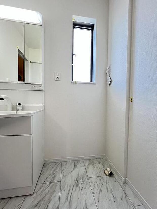 独立洗面台の横にはランドリースペースがございます。