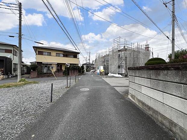 前面道路を含めた現地写真です。ぜひ周辺環境も併せてご覧ください。