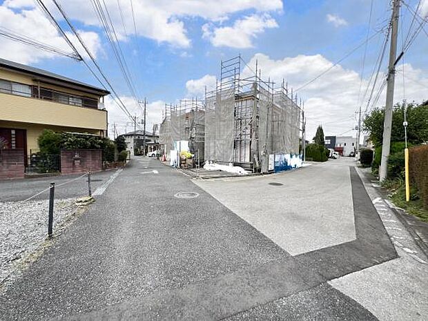 前面道路を含めた現地写真です。ぜひ周辺環境も併せてご覧ください。