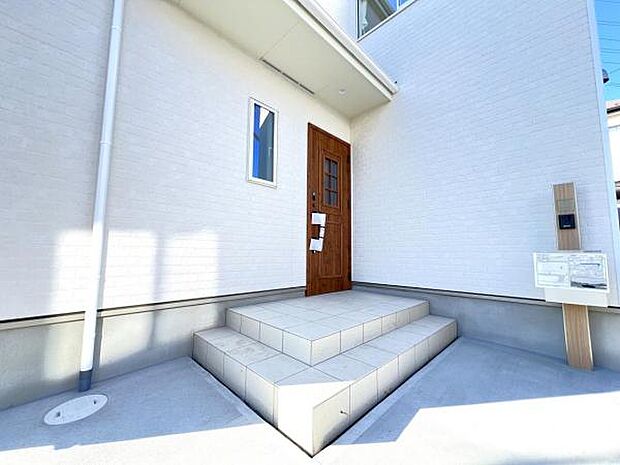 綺麗で明るい玄関でお客様をお迎えいただけます。