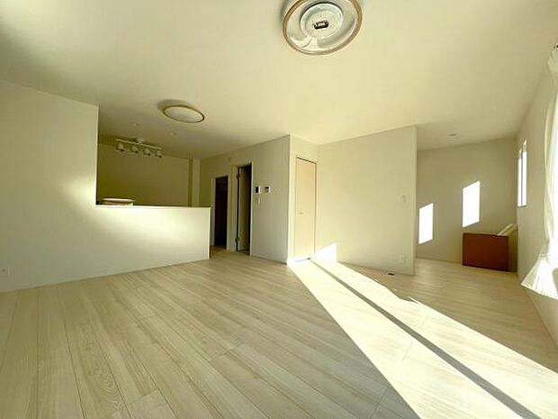 カウンターキッチン越しに会話も楽しめるダイニングキッチン。