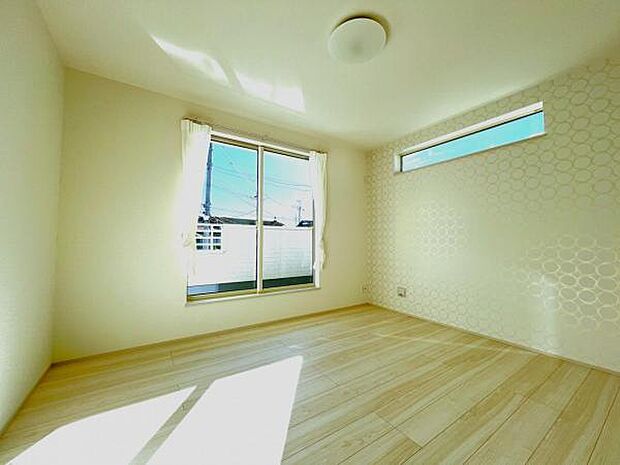 2面採光の明るい洋室です。