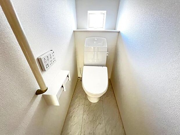 シャワー洗浄機能付のトイレは、清潔感が印象的な空間ですね。