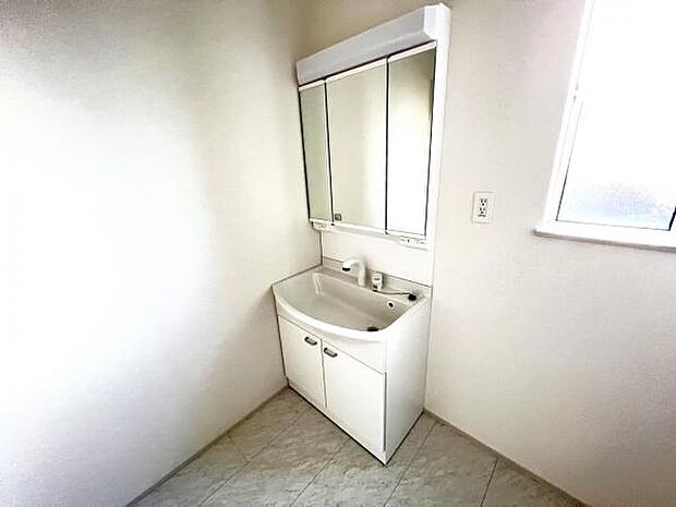 シャワー付き洗面化粧台です。手軽にシャンプーができ、お掃除もしやすいですね。