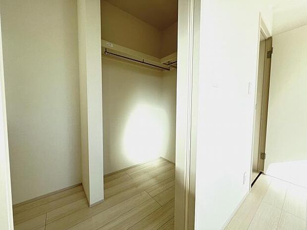 ウォークインクローゼット付きで収納も豊富。お部屋のスペースを有効的に使えそうですね。