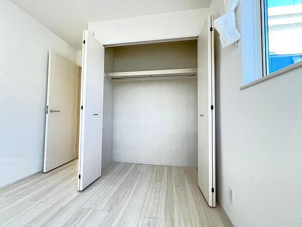 いつでもお部屋をスッキリお使い頂ける収納スペースを設置。