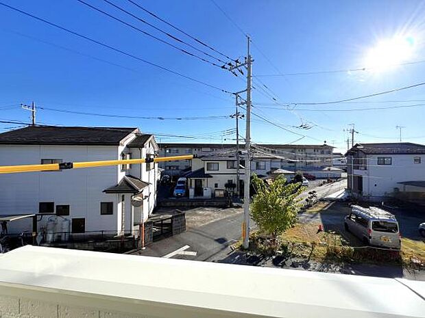 バルコニーからの眺望です。明るい陽射しを浴びながらゆったりと過ごすのも良いですね。