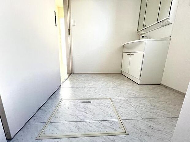 快適で清潔感がある脱衣スペースです。