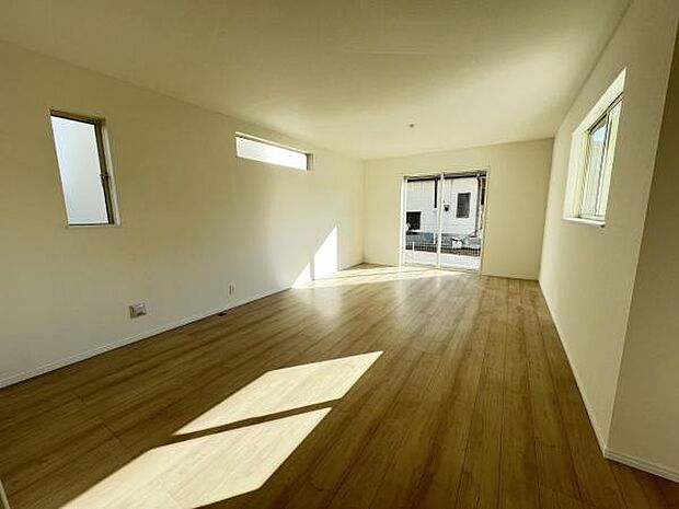 北から南に向かって撮影したリビングです。窓が東、南、西と3面採光ですので、リビングが明るいです。