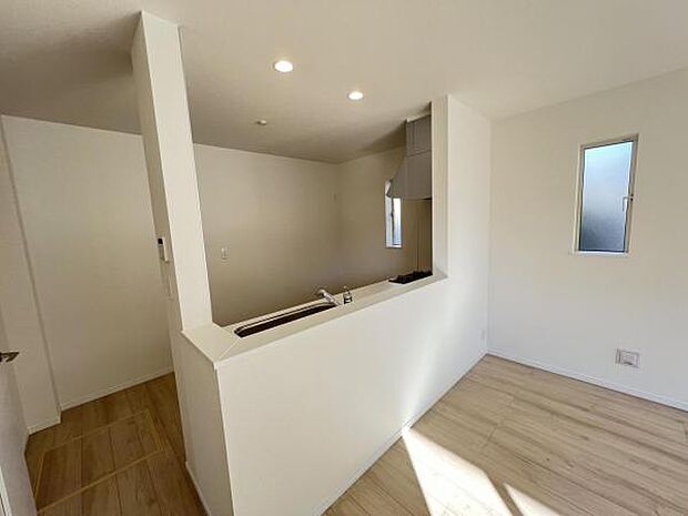 カウンターキッチン越しに会話も楽しめるダイニングキッチン。