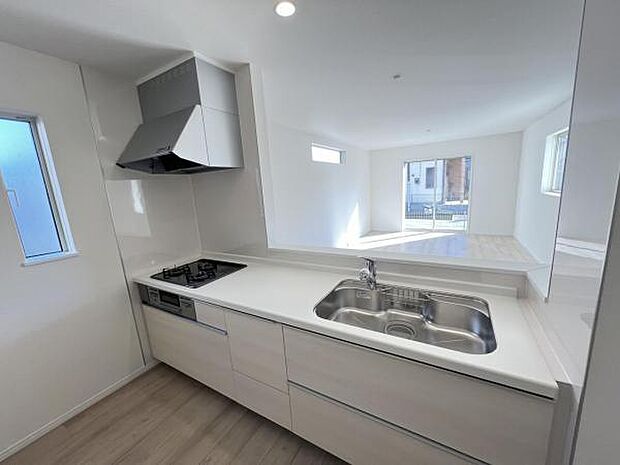 ガスコンロは火加減を直感的に調節でき、直火による本格的な調理（あぶり、煽りなど）ができます。また、鍋を振ったり、網で食材を炙ったりできるほか、停電時でも使えます。