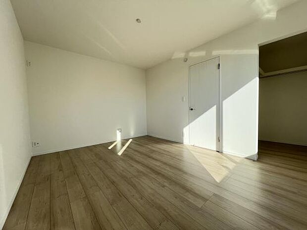 主寝室にはウォークインクローゼットもございますので、9.37帖の広さを有効に使えます。