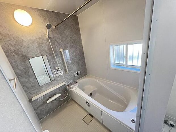 お洗濯にも重宝する浴室乾燥機付き。寒い時期もいつも温かいお湯に浸かれる追い焚き機能と冷暖房機能がついております。