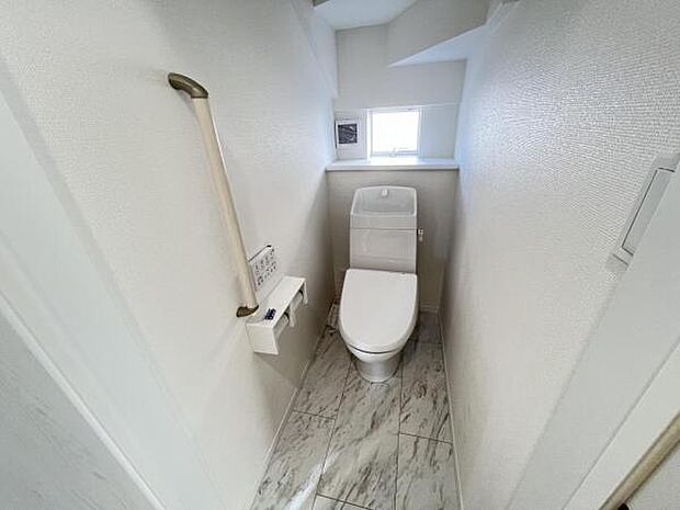 シャワー洗浄機能付のトイレは、清潔感が印象的な空間ですね。