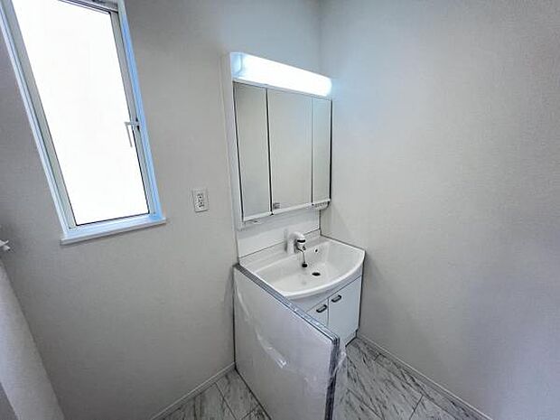 シャワー付き洗面化粧台です。手軽にシャンプーができ、お掃除もしやすいですね。