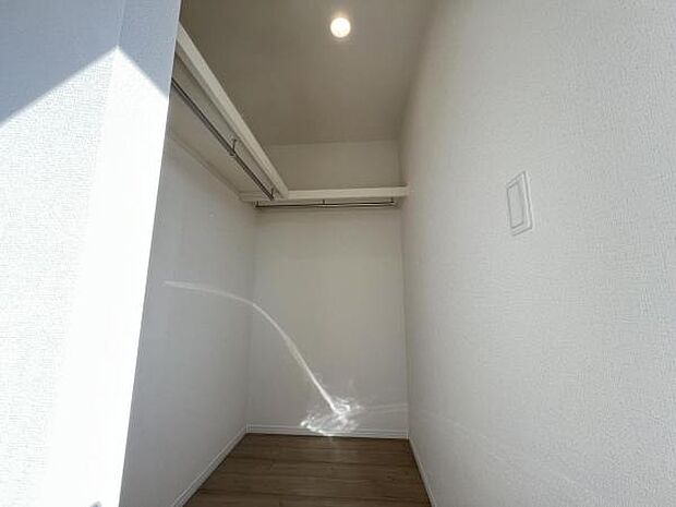 中の物を確認しやすく、取り出しやすいWIC。お部屋を広々とお使いいただけます。