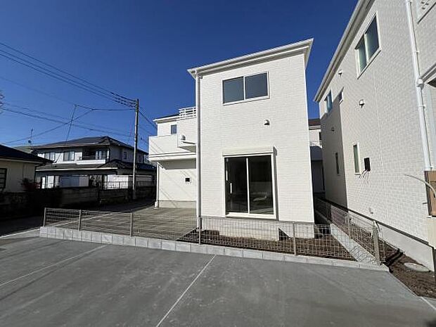 南から撮影した現地写真です。東隣の通路を挟む分、南のお家からの距離が離れているので陽当たりが良いです。