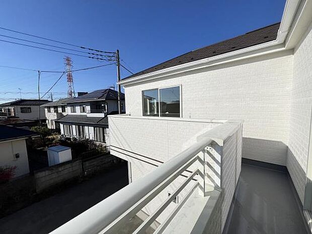 南端から撮影したバルコニーです。L字型のバルコニーで、主寝室と洋室をバルコニーから行き来できます。