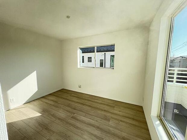 6.5帖の洋室はバルコニーに面しております。