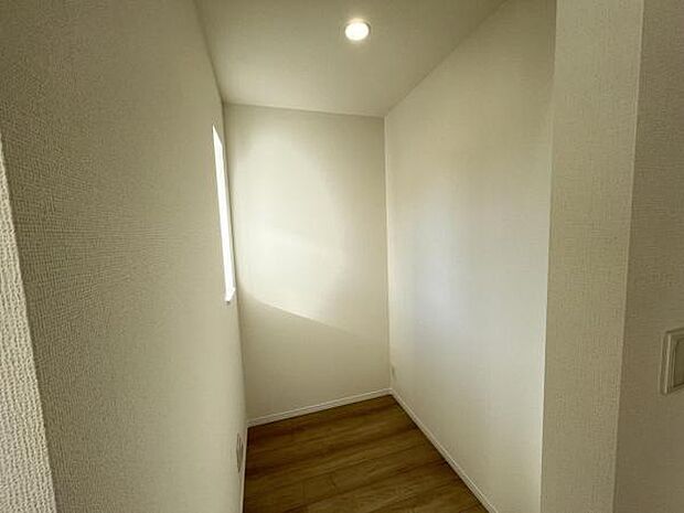 リビング隣接のフリースペースは、ワークスペースや家事室、収納として使えます。窓から光が入るので息苦しさを感じません。