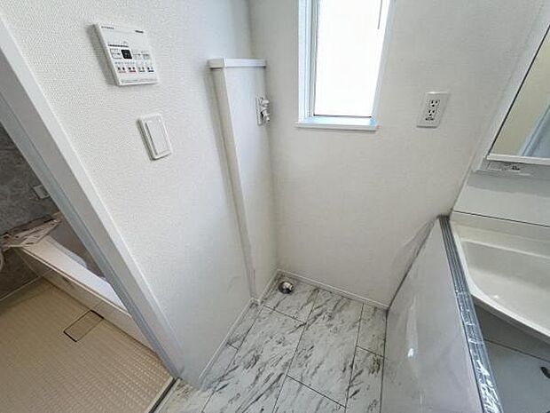 独立洗面台の横にはランドリースペースがございます。