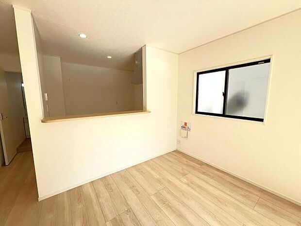 カウンターキッチン越しに会話も楽しめるダイニングキッチン。