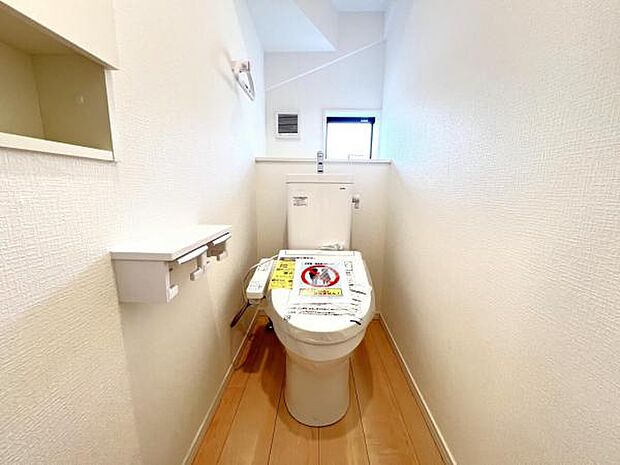 シャワー洗浄機能付のトイレは、清潔感が印象的な空間ですね。