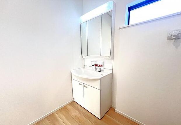 シャワー付き洗面化粧台です。手軽にシャンプーができ、お掃除もしやすいですね。