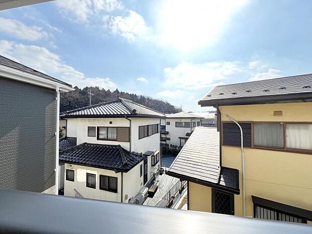 暖かい太陽の日差しを浴びる住まいです。