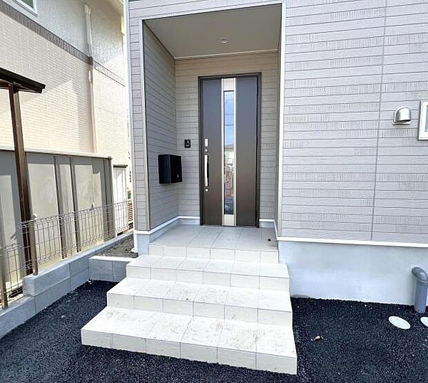 綺麗で明るい玄関でお客様をお迎えいただけます。