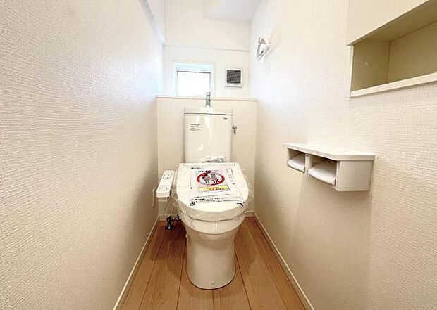 シャワー洗浄機能付のトイレは、清潔感が印象的な空間ですね。