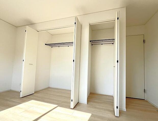 中の物を確認しやすく、取り出しやすい収納スペース。お部屋を広々とお使いいただけます。