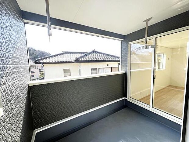 2室から出入り可能で使い勝手の良いバルコニースペースです。