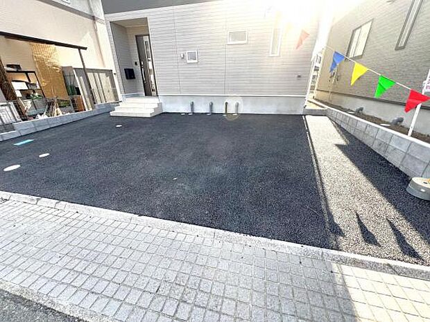 駐車場です。前面道路との高低差も少なく、スムーズに出入りできます。