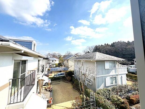 バルコニーからの眺望です。明るい陽射しを浴びながらゆったりと過ごすのも良いですね。