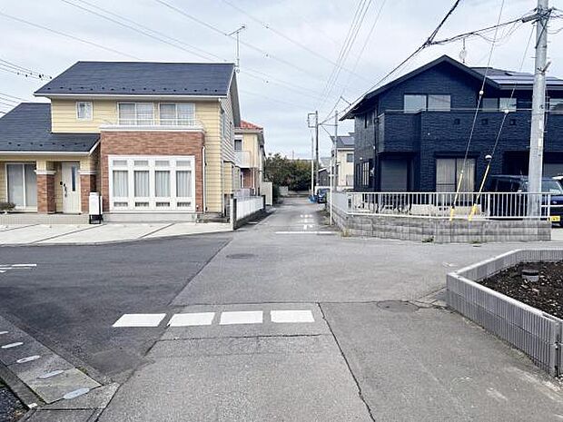 前面道路を含めた現地写真です。