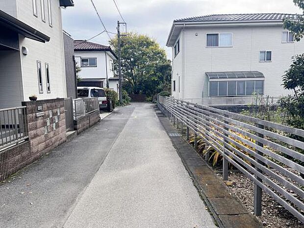 前面道路を含めた現地写真です。