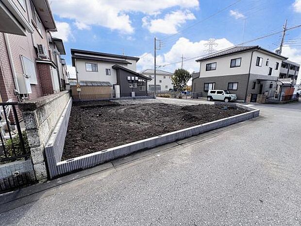 前面道路を含めた現地写真です。ぜひ周辺環境も併せてご覧ください。