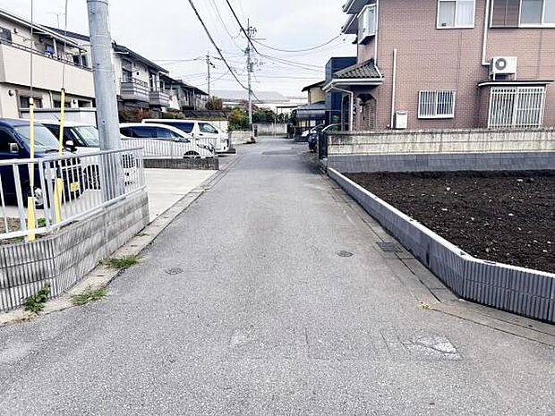 前面道路を含めた現地写真です。
