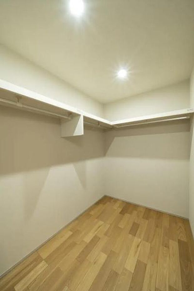 ウォークインクローゼットがあり収納スペースも豊富。季節物もスッキリ片付きそうです。