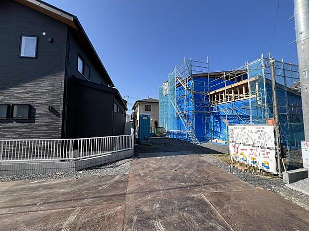 前面道路を含めた現地写真です。ぜひ周辺環境も併せてご覧ください。