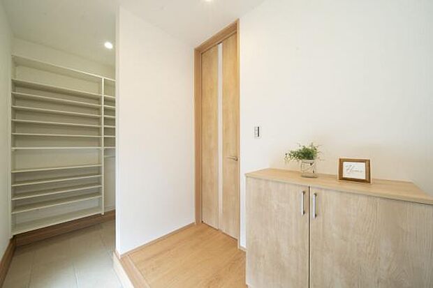 いつも気持ちよくご家族を迎えられる玄関です。シューズクロークもあります。