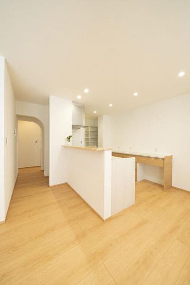 お食事中もキッチンと会話が楽しめるダイニングスペース。