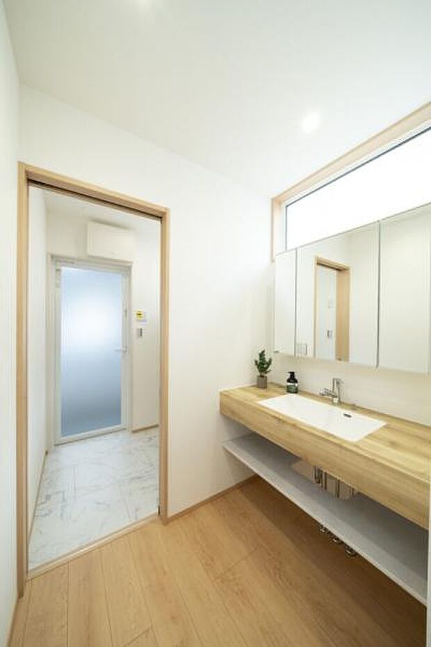 洗面化粧台です。朝の身支度から1日が始まります。