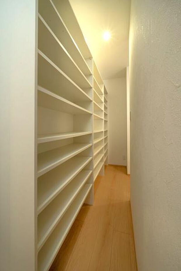 キッチンの横には食品庫(パントリー)があります。