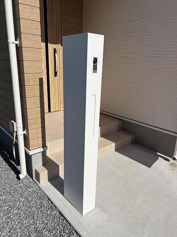 TVドアホンとポストが付いた門柱です。