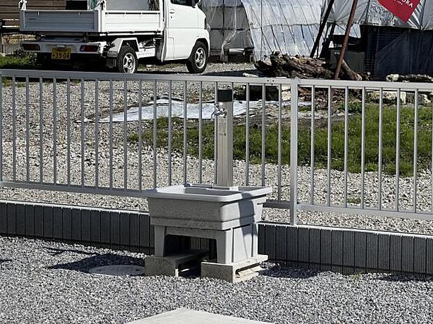 屋外に、洗車やガーデニングに便利な外水栓がございます。